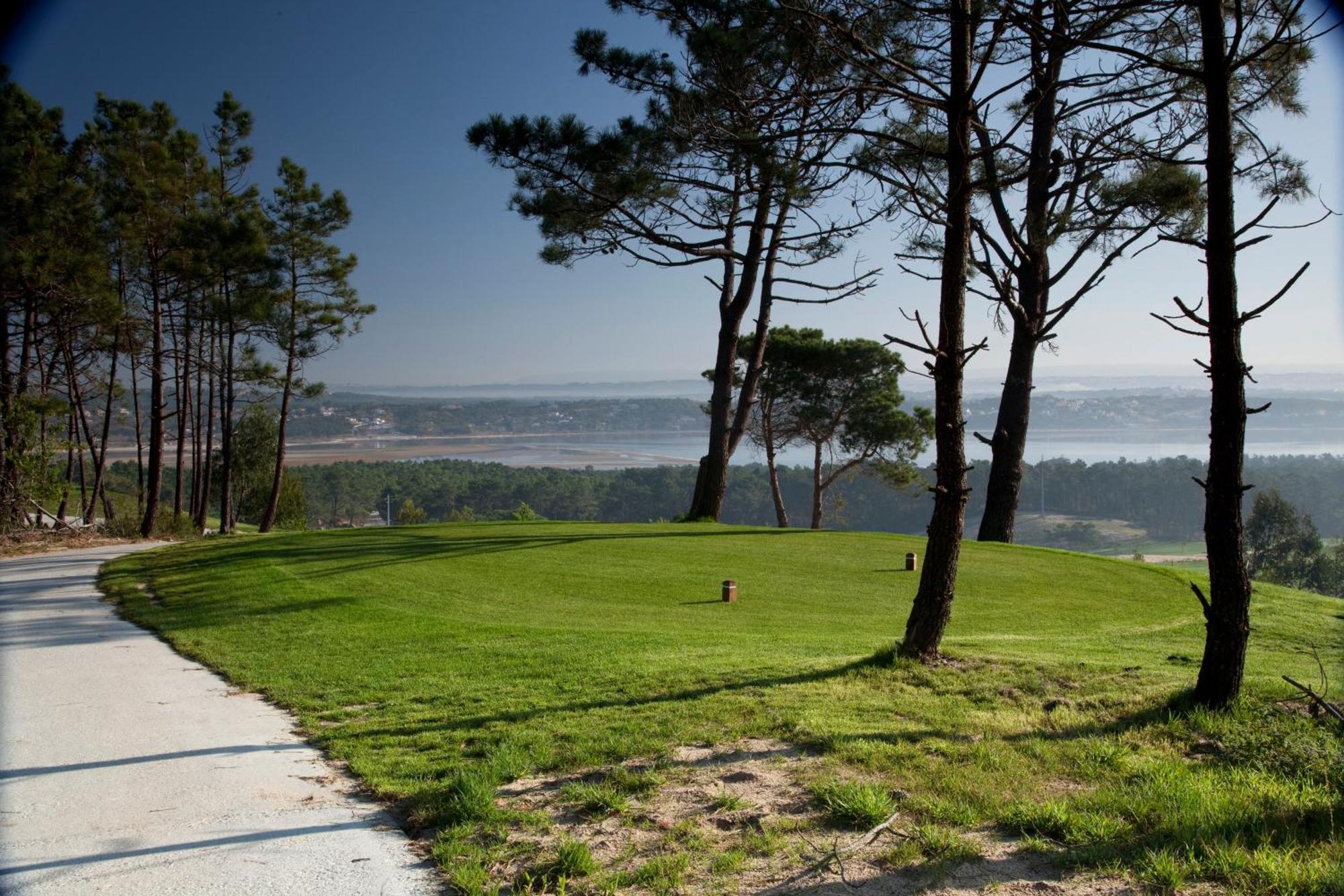 Royal Obidos Scenic Resort Praia del Rei Exteriör bild The view from the top of the hill